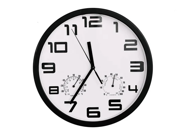 简单经典的黑白圆形墙时钟隔离在白色上 墙上有阿拉伯数字的时钟显示11 — 图库照片