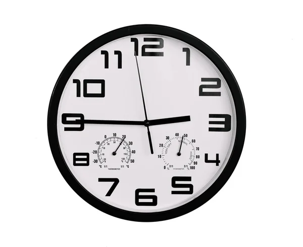 単純な古典的な黒と白の丸みを帯びた壁の時計は白で隔離された 壁にアラビア数字の時計は2 45を示しています — ストック写真