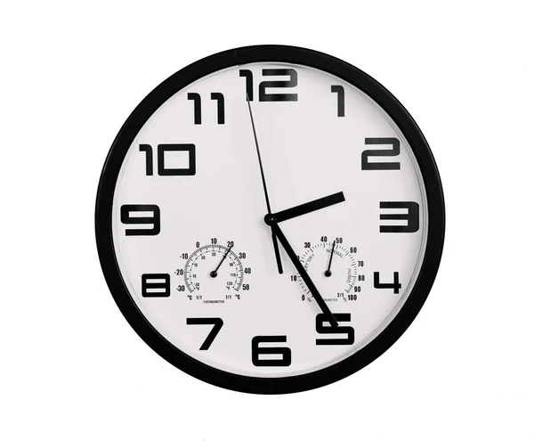 単純な古典的な黒と白の丸みを帯びた壁の時計は白で隔離された 壁にアラビア数字の時計は2 25を示しています — ストック写真