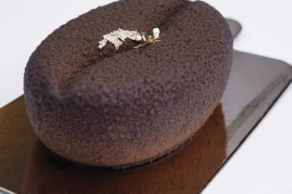 白色背景的巧克力巧克力巧克力蛋糕甜点 — 图库照片