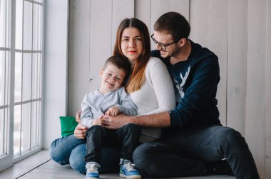 Mutlu bir aile kanepede oturup konuşuyor.