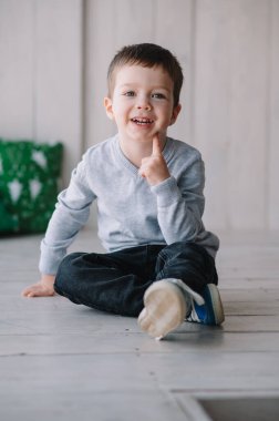 Farklı duyguları olan genç bir çocuğun portresi.