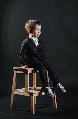 Tatlı çocuk ağlıyor. Çocuk oyun parkında ağlıyor. Bir çocuk gözlerini ovuşturdu. Alerjisi olan bir çocuk. Üzgün çocuk dışarıda ağlıyor. Çocuk psikolojisi ve duyguları. Çok ağlayan güzel bir çocuğun portresi..