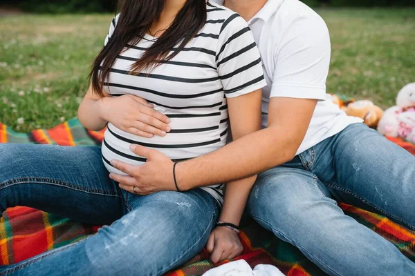 Bild Eines Schwangeren Paares Mann Berührt Frau Mit Händen Bauch — Stockfoto