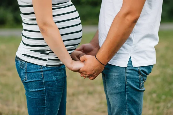 Imagem Casal Grávida Marido Tocando Sua Barriga Esposa Com Mãos — Fotografia de Stock