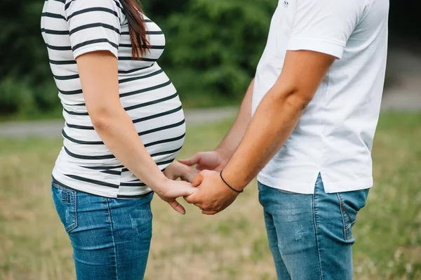 Imagem Casal Grávida Marido Tocando Sua Barriga Esposa Com Mãos — Fotografia de Stock