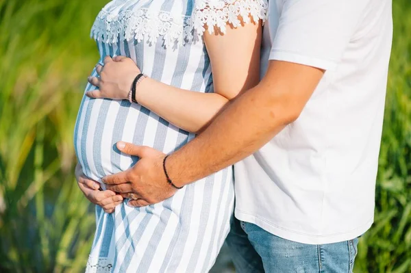 Obraz Ciężarnej Pary Mąż Dotyka Dłońmi Brzucha Żony Kobieta Ciąży — Zdjęcie stockowe