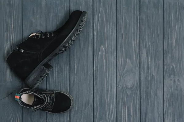 Κομψό Μαύρο Μπότες Για Τους Άνδρες Ξύλινο Φόντο Διαφήμιση Έννοια — Φωτογραφία Αρχείου