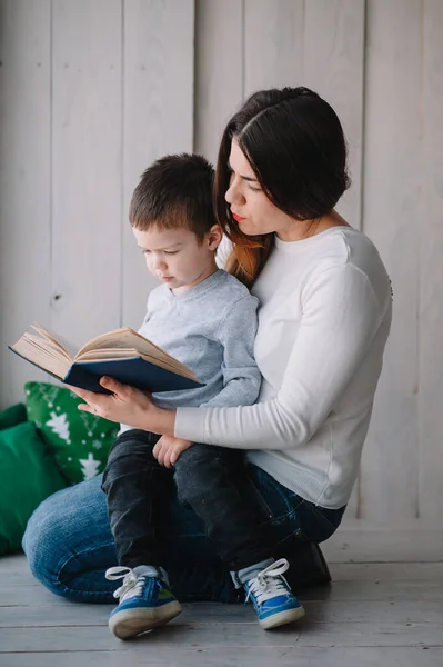 Die Schöne Frau Und Ihr Süßer Kleiner Sohn Liegen Sich — Stockfoto