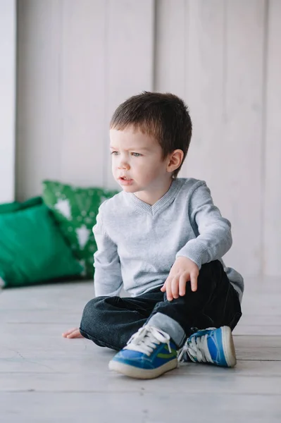 Retrato Menino Com Emoções Diferentes — Fotografia de Stock