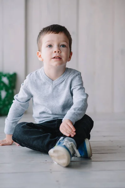 Retrato Menino Com Emoções Diferentes — Fotografia de Stock