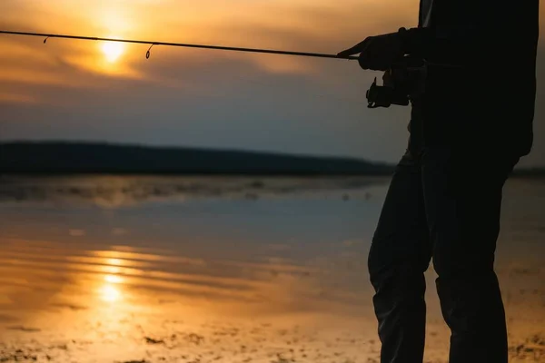 Las Manos Del Pescador Sostiene Varilla Giratoria Gira Manija Bobina — Foto de Stock