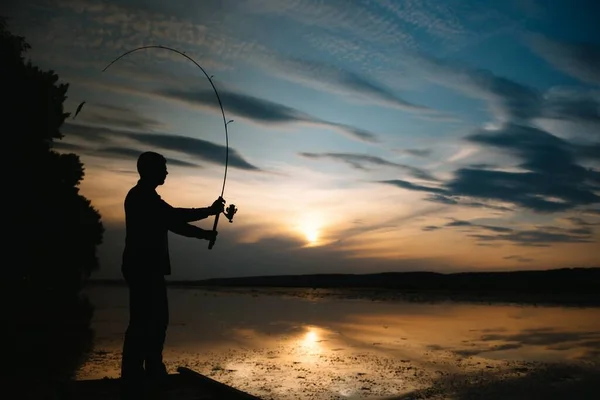 Fischer Bei Sonnenuntergang Fluss Schöne Sommerlandschaft Mit Sonnenuntergang Fluss Angeln — Stockfoto