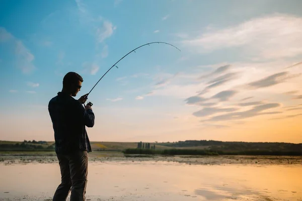 Fiske Spinning Solnedgången Silhuetten Fiskare — Stockfoto