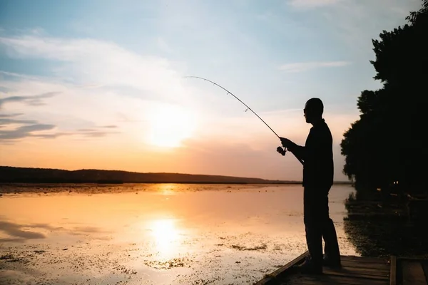 Fisher Horgászik Egy Pálcával Folyóparton Ködös Napkeltekor Pörgős Halász Forgó — Stock Fotó