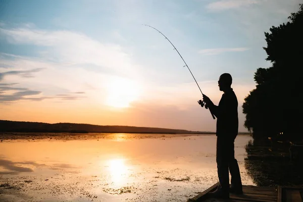 Fischerei Spinnen Bei Sonnenuntergang Silhouette Eines Fischers — Stockfoto