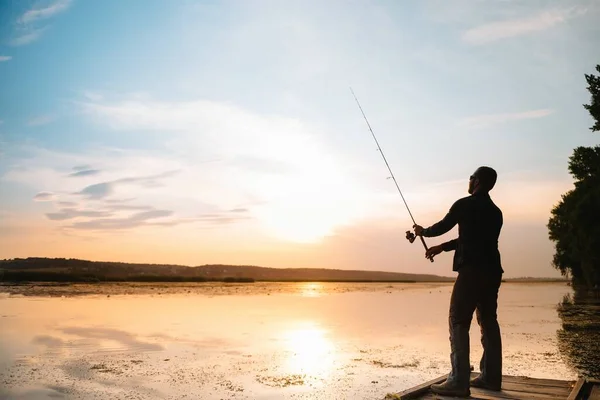 Fiske Spinning Solnedgången Silhuetten Fiskare — Stockfoto