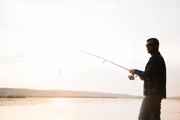 Pesca Girando Atardecer Silueta Pescador — Foto de Stock