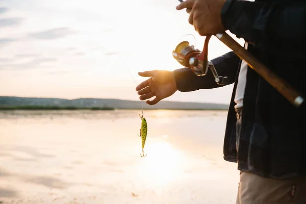Mãos Pescador Segura Haste Fiação Gira Alça Bobina Hobby Atividade — Fotografia de Stock
