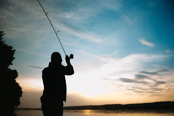 Fiske Spinning Solnedgången Silhuetten Fiskare — Stockfoto