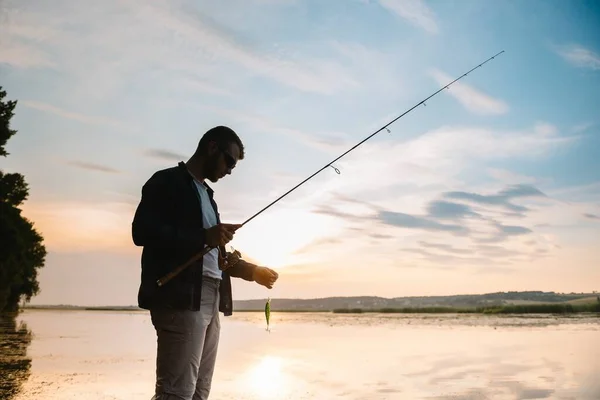 Wędkarz Łowiący Spinning Rod Brzegu Rzeki Zmglistym Mglistym Wschodzie Słońca — Zdjęcie stockowe