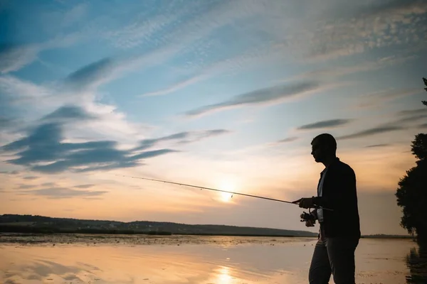 Halászat Spinning Naplemente Sziluettjét Halász — Stock Fotó