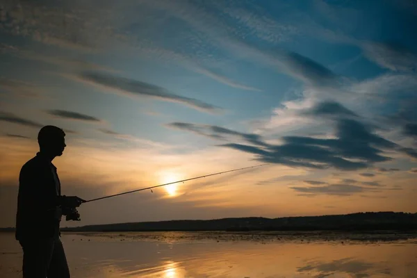 Rybář Při Západu Slunce Řece Krásná Letní Krajina Západem Slunce — Stock fotografie