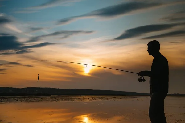 Een Visser Silhouet Vissen Bij Zonsondergang Zoetwatervisserij Visvangst — Stockfoto