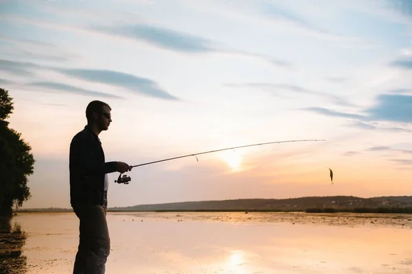 Fiatalember Halászik Ködös Napfelkeltekor — Stock Fotó