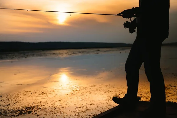 Ręce Rybaka Trzyma Spinning Rod Obraca Uchwyt Cewki Hobby Działalność — Zdjęcie stockowe