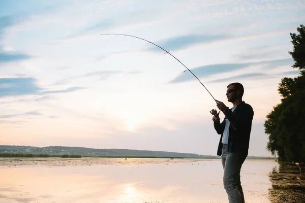 Fiskare Som Fiskar Med Spinnspö Flodstrand Vid Dimmig Soluppgång Fiskare — Stockfoto