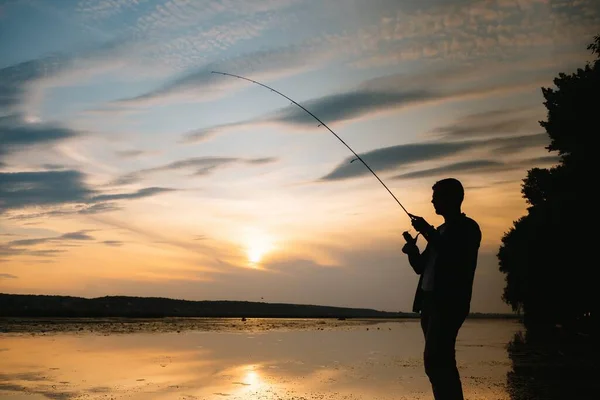 Рыбак Закате Реке Красивый Летний Пейзаж Закатом Реке Рыбалка Кружится — стоковое фото