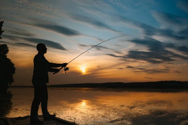 Egy Halász Sziluett Halászat Naplementekor Édesvízi Halászat Halfogás — Stock Fotó