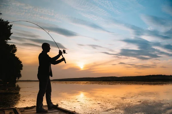 Fiskare Siluett Fiske Vid Solnedgången Sötvattensfiske Fångst Fisk — Stockfoto