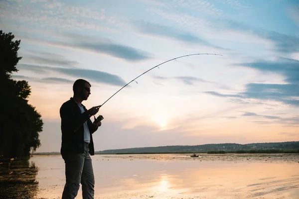 Pesca Girando Atardecer Silueta Pescador —  Fotos de Stock