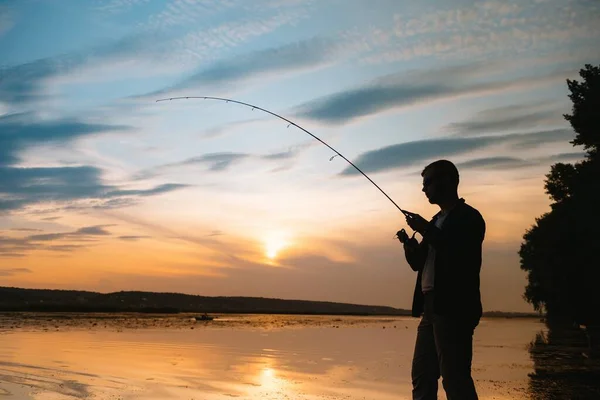 Pesca Girando Atardecer Silueta Pescador — Foto de Stock