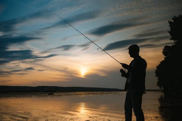 Ψάρεμα Νηματοποίηση Στο Ηλιοβασίλεμα Σιλουέτα Ενός Ψαρά — Φωτογραφία Αρχείου