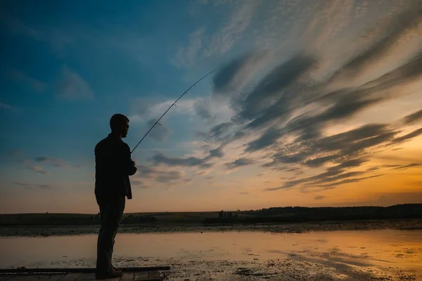Fischerei Spinnen Bei Sonnenuntergang Silhouette Eines Fischers — Stockfoto