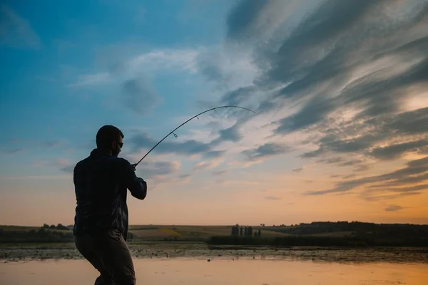 Fiske Spinning Solnedgången Silhuetten Fiskare — Stockfoto