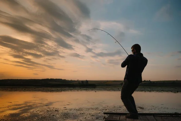 Ein Fischer Beim Angeln Bei Sonnenuntergang Süßwasserfischerei Fischfang — Stockfoto