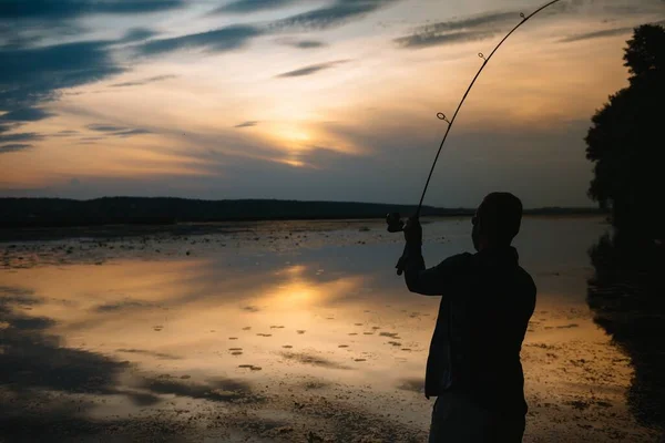 Fisher Homem Pesca Com Vara Girando Uma Margem Rio Nevoeiro — Fotografia de Stock