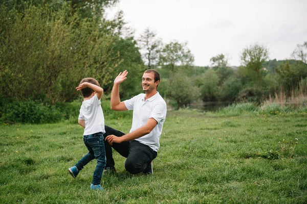 Hombre Feliz Hijo Divirtiéndose Aire Libre Estilo Vida Familiar Escena —  Fotos de Stock