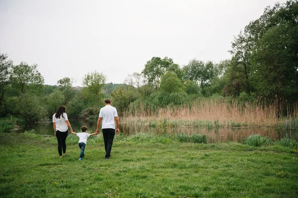 Gelukkige Familie Moeder Vader Kind Zoon Natuur Bij Zonsondergang Mam — Stockfoto