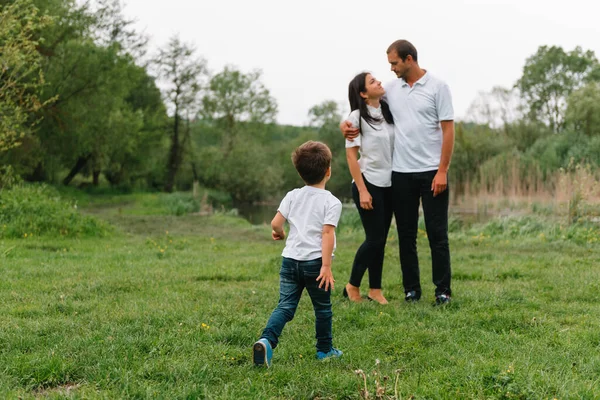 Famille Heureuse Mère Père Enfant Fils Sur Nature Coucher Soleil — Photo