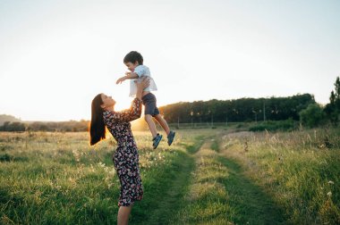 Huysuz anne ve yakışıklı oğul doğada eğleniyor. Mutlu aile kavramı. Aile hayatı olan güzel doğa manzarası. Mutlu bir aile birlikte dinleniyor. Aile yaşamında mutluluk. Anneler Günü.