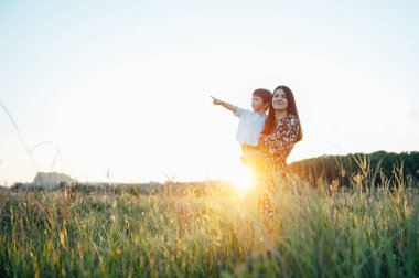 Huysuz anne ve yakışıklı oğul doğada eğleniyor. Mutlu aile kavramı. Aile hayatı olan güzel doğa manzarası. Mutlu bir aile birlikte dinleniyor. Aile yaşamında mutluluk. Anneler Günü.
