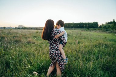Huysuz anne ve yakışıklı oğul doğada eğleniyor. Mutlu aile kavramı. Aile hayatı olan güzel doğa manzarası. Mutlu bir aile birlikte dinleniyor. Aile yaşamında mutluluk. Anneler Günü.