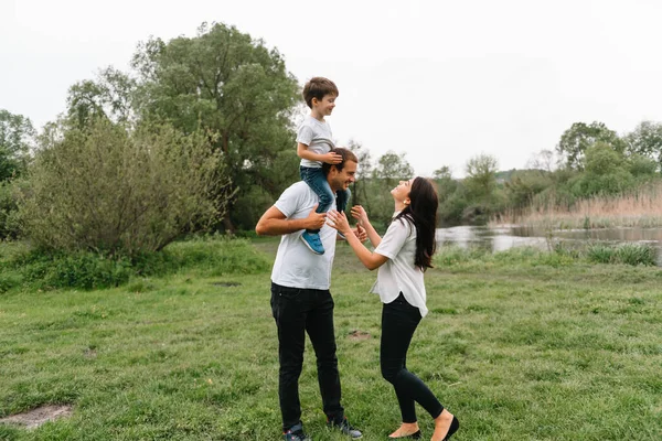 Familia Feliz Madre Padre Hijo Hijo Naturaleza Atardecer Mamá Papá —  Fotos de Stock