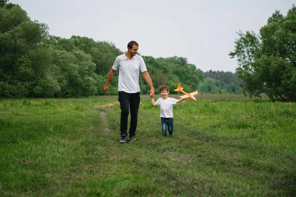 Padre Hijo Jugando Aviador Superman Papá Hijo Divierten Imaginación Sueños —  Fotos de Stock