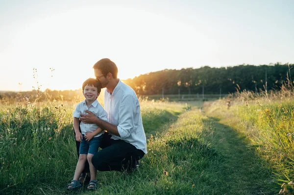 Beau Papa Avec Son Petit Fils Mignon Amusent Jouent Sur — Photo